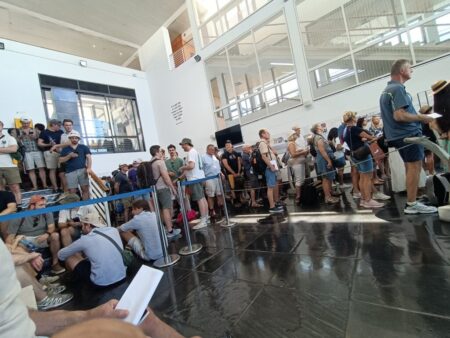 Hunderte Menschen aus allen Weltteilen drängen zur Fähre, die nach Robben Island übersetzt.