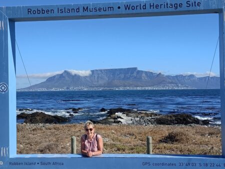 In einem Bilderrahmen ist jetzt der Sehnsuchtsblick von Robben Island zum Tafelberg inszeniert.