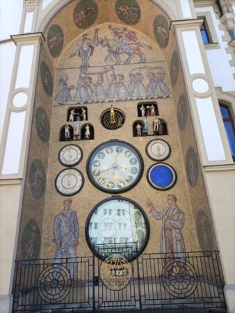 Die astronomische Uhr des historischen Rathauses ist im Zeitgeist der tschechischen sozialistischen Republik restauriert worden