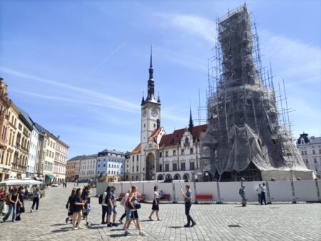 Olmütz. Markt mit Rathaus. Vorn die verhüllte Dreifaltigkeitssäule, die sich mit reichem Figurenschmuck über einer Kapelle erhebt. 