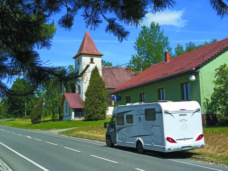 An der verfallenden Kirche von Kozur und der Dorfkneipe „Zur Oderquelle“ waren wir nicht willkommen, dem Ziel aber nahe.