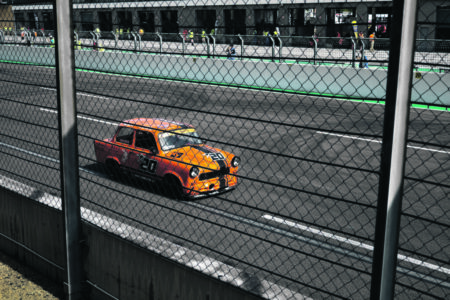 Mit der Startnummer 20 auf der Strecke: Das Siegerfahrzeug des BW Racing Teams aus Braunichswalde beim 11-Stunden-Trabant-Langstreckentest auf dem DEKRA-Lausitzring.
