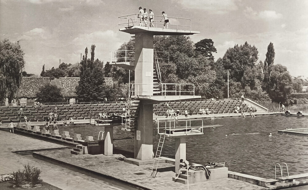 Dieser Sprungturm hat in Forst überlebt