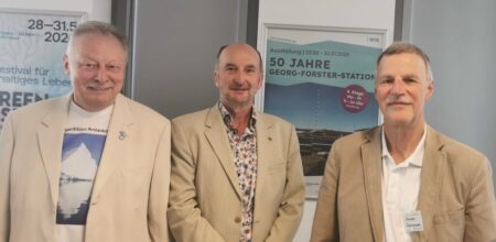 Auch bei einem Empfang in Potsdam wurden die Forschungsleistungen der DDR-Antaktis-Expeditionen kürzlich gewürdigt. Drei der letzten vier Überwinterer im Frühjahr 2026 v.l.n.r. Volker Strecke, Gerold Noack und Thomas Schumann.