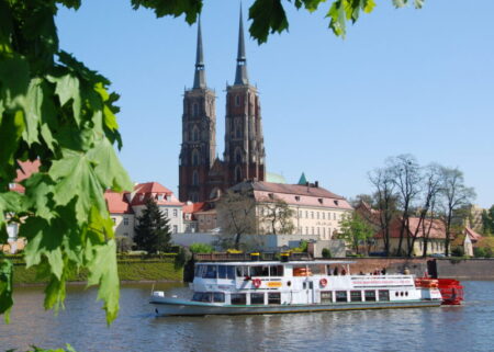 Oderschifffahrt an der Breslauer Dominsel. Die 98 Meter hohen Dom-Türme sind weithin sichtbare Wahrzeichen.