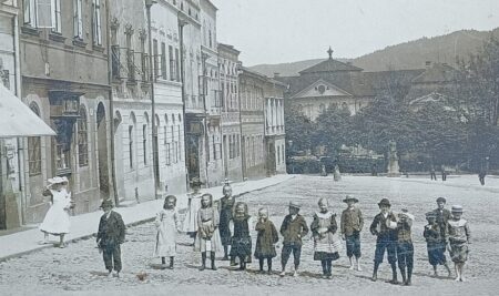 Die österreichisch-schlesische Kleinstadt Odrau (heute Odry) um 1900. Im Hintergrund das Schloss, hinter dem die Oder fließt.
