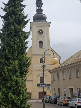 Die barocke Kirche von Odry steht seitlich neben dem Markt.