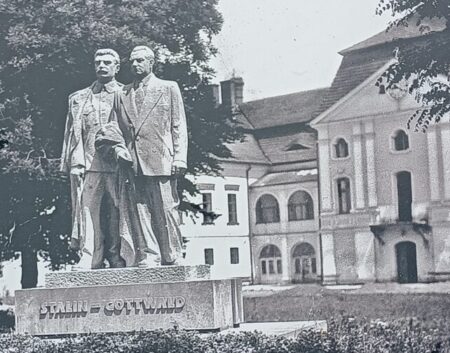 Beide starben 1953. Hier blieben sie noch vorm Schloss vereint: die Diktatoren Josef Stalin und Klement Gottwald.