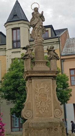 Jüngst restaurierte Mariensäule am Markt