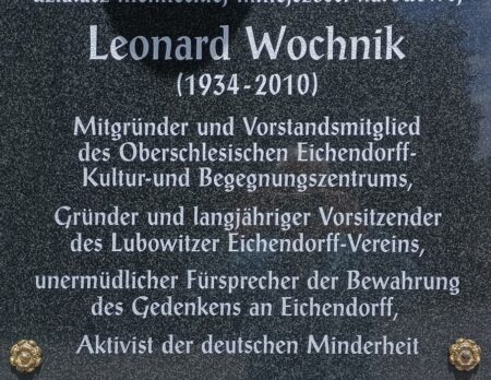 Die beruhigte Oder schlägt still einen weiten Bogen um die Stadt, die ihren Namen trägt.