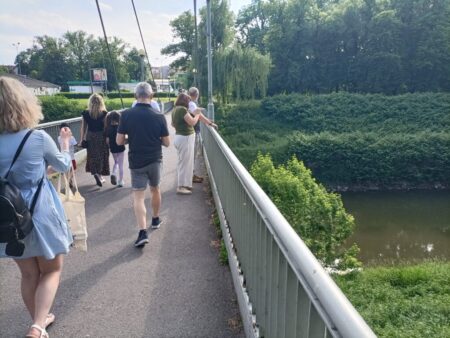 Park- und Stadtseite verbinden in Ratibor an der Oder belebte Fußgängerbrücken.
