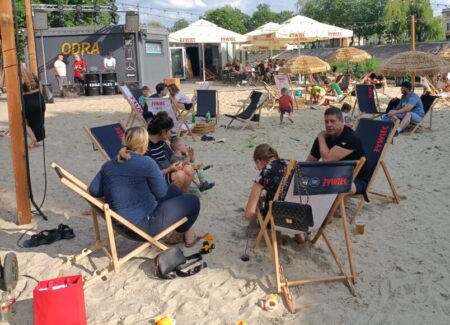 Sommerliches Wochenend-Strandleben an der Oder in Ratibor