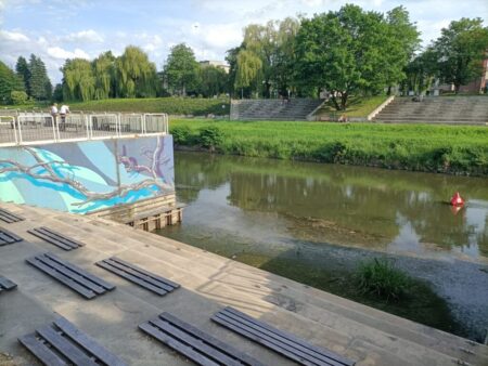 Zur Zeit wenig Wasser, aber viele Sitzplätze an beiden Ufern