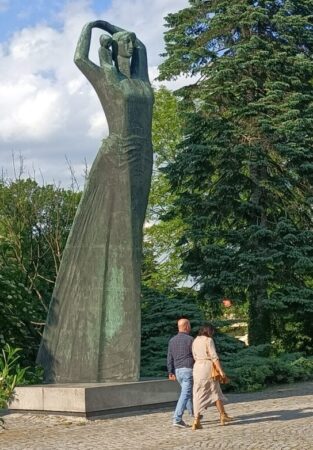 6,7 Meter hoch in Bronze: Matka Polka.