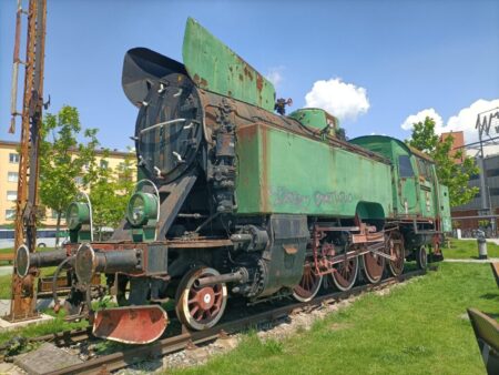 An den Balkanzug, der vor dem I. Weltkrieg Oppole passierte, erinnert die Lok auf dem Bahnhofsvorplatz.