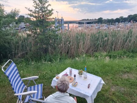 Der Yachthafen im Norden wird unsere Station in Breslau. Im hohen Schilf ertönen das Abendkonzert der Frösche und frühmorgens der dumpfe Balzruf der Rohrdommel. Per Fahrrad erkunden wir Brücken und Schätze der Stadt. Teil der Stadtautobahn, aber mit Rad- und Fußweg, ist die Jahrtausendbrücke / Most Milenijny von 2000 im Hintergrund.