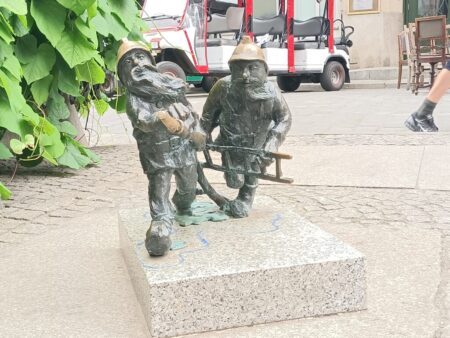 Faszinierend: das Rathaus und über tausend Zwerge rundum