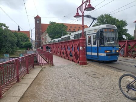 die Sandbrücke (r.) die älteste. 1861 erbaut, trägt sie heute den regen Straßenbahnverkehr.