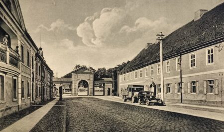 Die Forster Straße mit Stadttor in Brody/Pförten