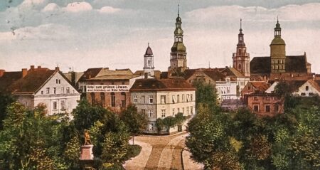 Die schönen Türme gehören zu Sprottau/Szprotawa.