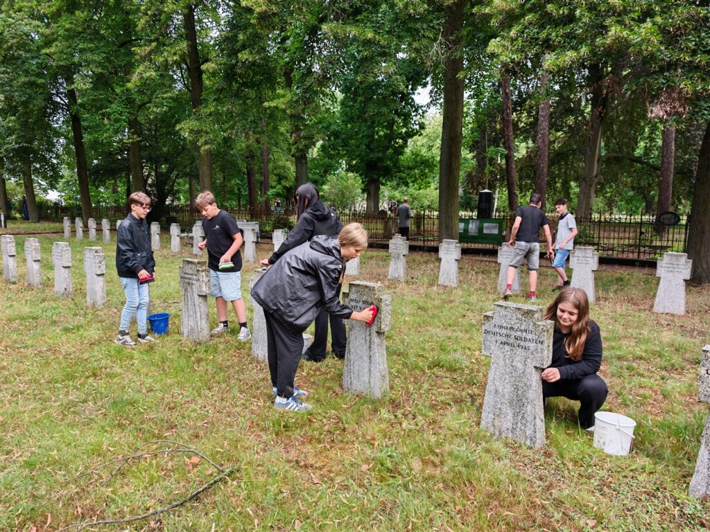 Schüler reinigen Kriegsgräber auf dem Georgenberg in Spremberg