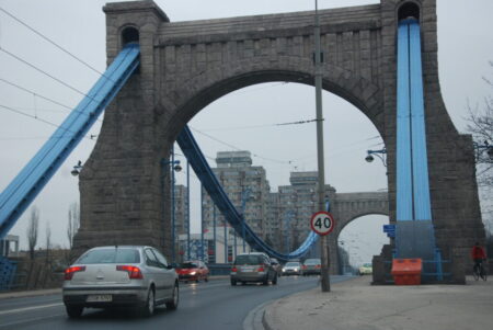 Die Kaiserbrücke (oben) ist die bedeutendste der Breslauer Oderüberquerungen