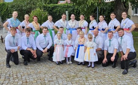 Trachtenmädchen und Reiter vor dem traditionellen Hahnrupfen der Jugend. Davor die kleinen Ernteprinzesschen, die sicherlich schon davon träumen selbst einmal Erntekönigin zu werden mit dem mutigen Reiter- Erntekönig an ihrer Seite.Foto: M.Schötz