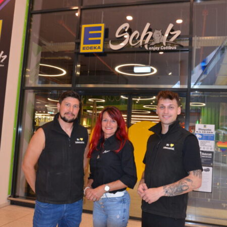 EDEKA Scholz eröffnet in der Spree Galerie: Sanny Haupt (Marktleiter, l.) und die beiden Inhaber Kathrin Scholz mit Sohn Niclas Vater (r.) laden  mit ihrem Team ab Donnerstag in den neuen EDEKA-Markt in der Spree-Galerie im Cottbuser Zentrum ein.