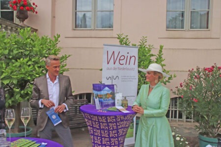 Dr. Stefan Körner, Vorstand der Stiftung Fürst-Pückler-Museum Park und Schloss Branitz und Anne Schierack als Fürstin Lucie Pückler präsentierten auf der Goldenen Treppe vor dem Schloss das umfangreiche Programm des 5. Branitzer Weinfestes 
