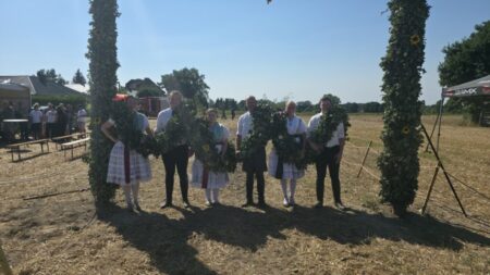 Höhepunkt des Ströbitzer Erntefestes war das traditionelle Hahnrupfen am Samstag. Sieben Reiter kämpften um die Königskrone. Am Ende standen Max Behla mit Pia Zingelmann (M.) als 1. Königspaar, Richard Schellenberg mit Pauline Ruben (l.) als 2. Königspaar und Hannes Wagner mit Greta Zech als 3. Königspaar fest.