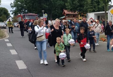 Kinder, Eltern, Großeltern und Verwandte sammeln sich zum Lampionumzug durchs Schulviertel. Sie eröffnen alljährlich am Freitagabend den Ströbitzer Erntefest-Reigen.