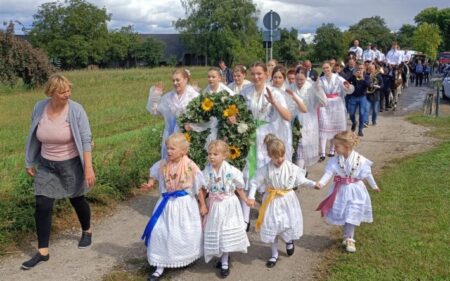 Im August vor einem Jahr bei phantastischem Erntefestwetter: Auf dem Weg zum Reitplatz die schmucken Mädchen, dann die Kapelle, dahinter die Reiter und das Publikum. Voran natürlich die Kleinsten. die schon bald davon träumen, eines Tages als eine der drei Königinnen ausgewählt zu werden...