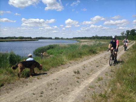 In weiten Bögen bewegt sich die Oder nördlich von Breslau behäbig durchs Land. Bei Auras (früher Stadt, jetzt ein Dorf) treffen wir auf Angler und vereinzelte Radtouristen auf dem Sandweg.