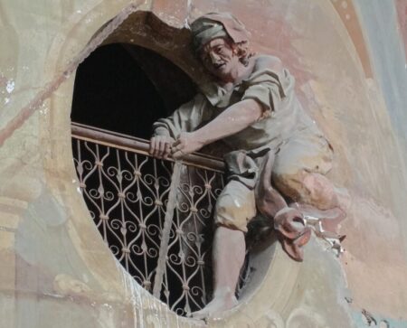 Wächter im Treppenfenster der einst ruhmreichen Bibliothek.