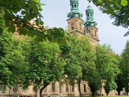 Die Doppeltürme der Klosterkirche inmitten der 223 Meter breiten Hauptfassade des Klosters zur Oder zu