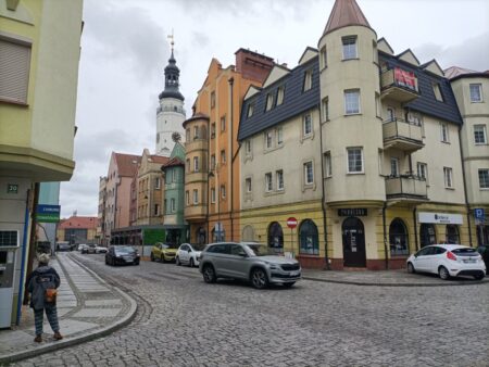 Fast 40 Jahre gab es keine Altstadt Glogau. Die Trümmer der Häuser waren weggeräumt. In den 80er Jahren entschloss man sich doch zu einer Art „Wiederaufbau“, aber mit wenig Glück...
