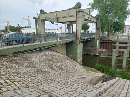 Eine eiserne Hubbrücke, in den 1930er Jahren von einer Spezialfirma aus Breslau errichtet, führt in Nowa Sól über den Hafenkanal. Vor fast 200 Jahren gab es ein hölzernes Vorgängermodell.