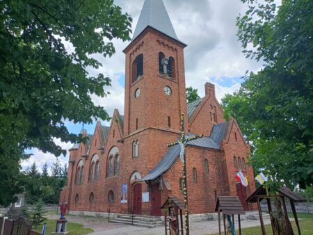 Schlesiens Strom wird Grenzfluss. Die kleinen Dörfer im mittleren Odertal überraschen mit erstaunlich großen Kirchen, wie hier die in Neuendorf/Czarnowo