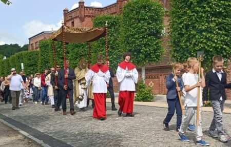 Mit dem neuen Klosterleben kommen Bilder in den Neuzeller Alltag - hier an der Brauerei auf dem Weg zum Klostertor - die es so über 200 Jahre lang nicht mehr gab.