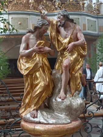 Heilige Taufe - Figurengruppe in der Neuzeller Stiftskirche St. Marien.