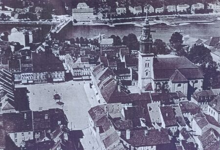 Fliegeraufnahme von Crossen vor ‘45. Außer der schönen Kirche und ganz rechts davor dem Postgebäude ist diesseits der Oder nichts erhalten.