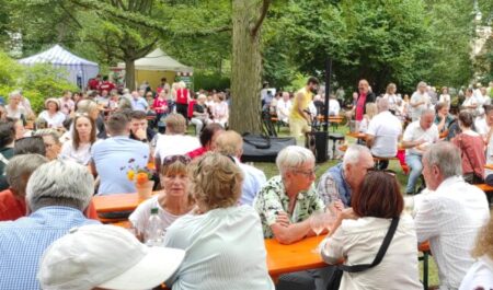 An diesem Wochenende, 29. und 30.08. , lädt die Stiftung Fürst-Pückler-Museum (SFPM) zum beliebten Branitzer Weinfest in den historischen Bürgergarten am Schloss Branitz ein. Im Mittelpunkt stehen die 12 Weingüter der brandenburgischen, sächsischen und polnischen Lausitz und deren Weine, die die Bandbreite und Qualität der noch wiederzuentdeckenden Weinkultur dieser Region zeigen. Hinzukommen regionale Spezialitäten.