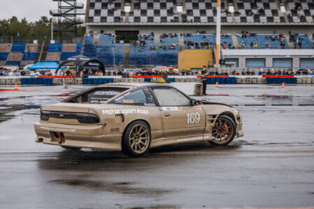 Ein Drift-Taxi, das trotz nasser Strecke für spektakuläre Motorsport-Action sorgte.