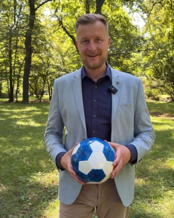 VfB Krieschow begeistert: Landrat Martin Heusler gratuliert FSV Mainz und dankt Verein und Helfern für Engagement. Foto: Landkreis Spree-Neiße