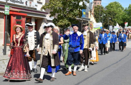 Spremberg feiert die 725. Ersterwähnung mit einem grandiosen Heimatfest. Dutzende Vereine, Interessengemeinschaften und Sportgruppen beteiligten sich an einem Festumzug, der aus insgesamt 45 Bildern bestand.