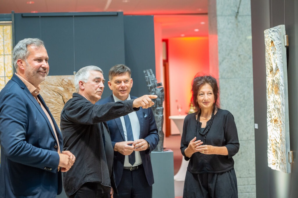 Hans-Georg Wagner zeigt in der Sparkasse einen Querschnitt seines Schaffens