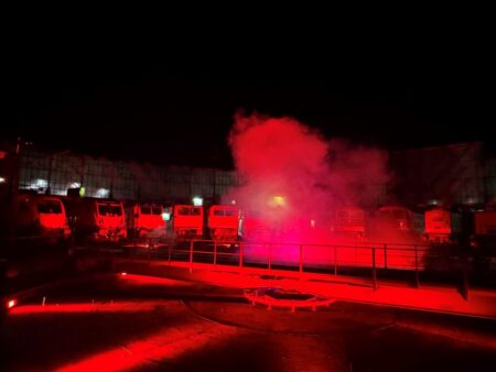 160 Jahre Eisenbahn in Cottbus gefeiert: Eindrucksvoll wurde der Ringlockschuppen 4 am Abend mit roter Beleuchtung und Nebeleffekten in Szene gesetzt.