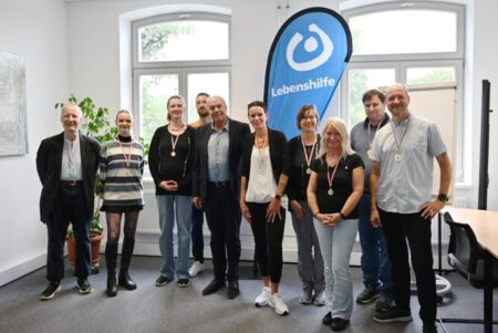 Bürgermeister der Gemeinde Neuhausen/Spree Dieter Perko übergab der Lebenshilfe in Cottbus eine Spende i.H.v. 290 Euro.