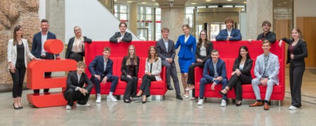 15 neue Auszubildende der Sparkasse Spree-Neiße sowie das Team der Personalentwicklung Claudia Kwapil und Marco Klose.