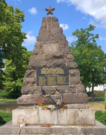 Die Stadt ehrt das Andenken an 23 Offiziere und Soldaten, 1945 gefallen „für die sowjetische Heimat“.